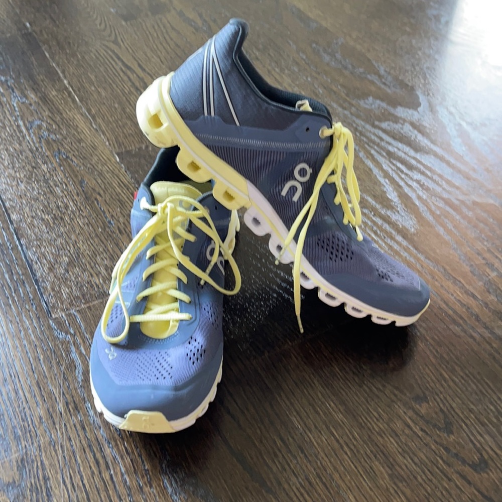 Like new on cloud cloud flow size 9